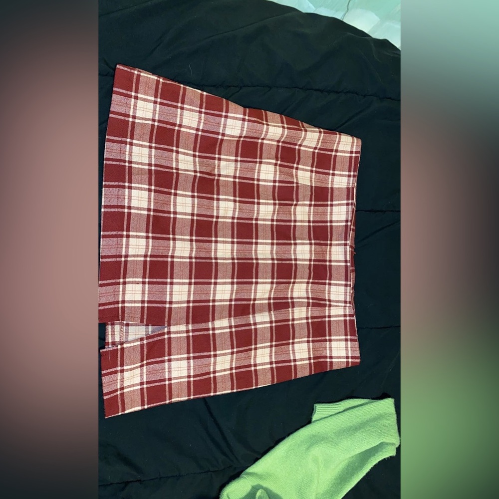This is a stitch and pine skirt. It is a XL and is not stretchy.